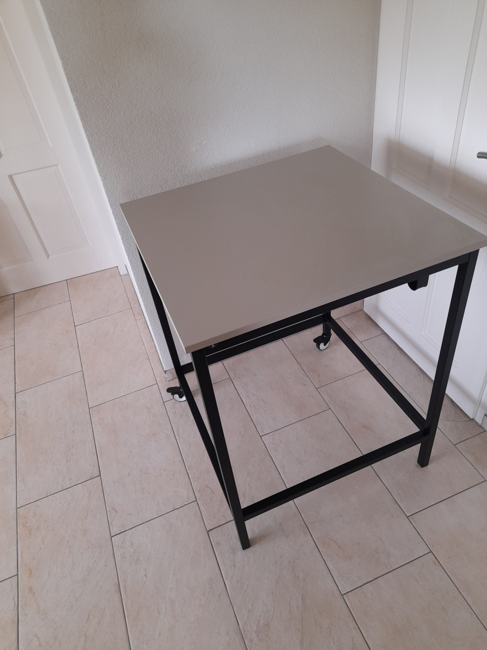 Stevige Statafel / Vergadertafel met wielen  80 x 80 x 102H  z,g,a,n,