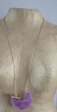 Goudkleurige ketting met paarse hanger