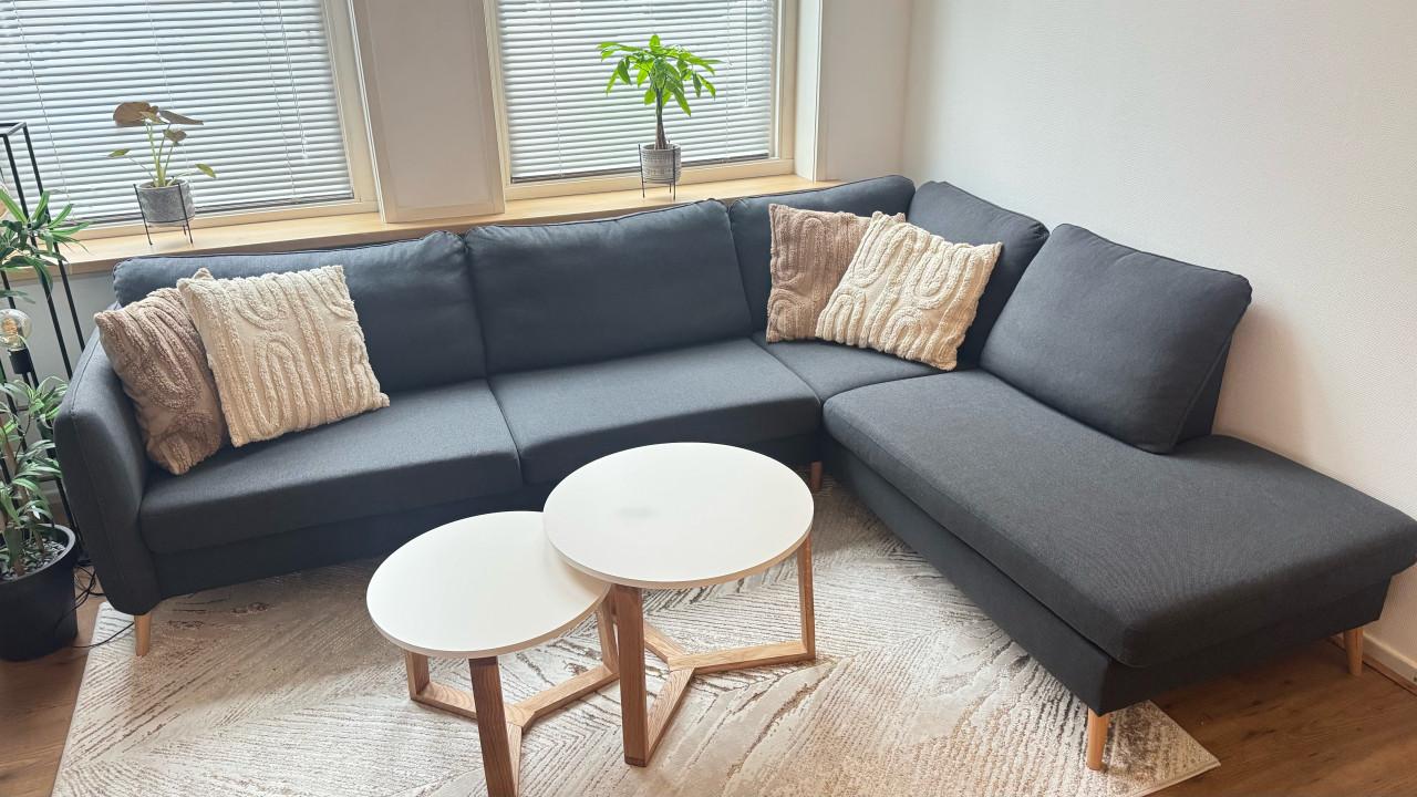 Moderne grijze hoekbank