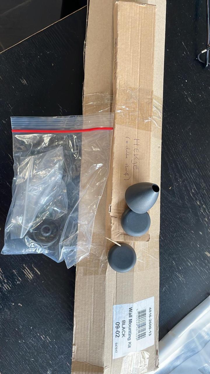 Zwarte metalen grondbox