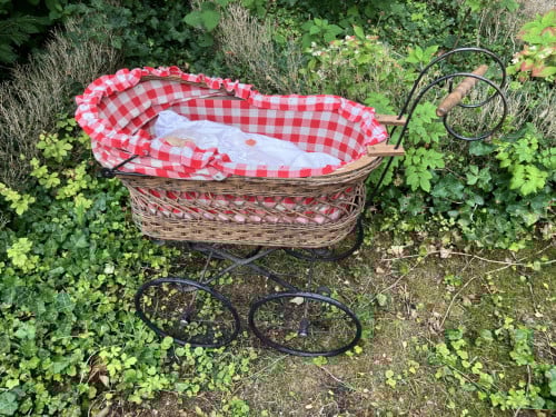 Vintage poppenwagen met lieve pop