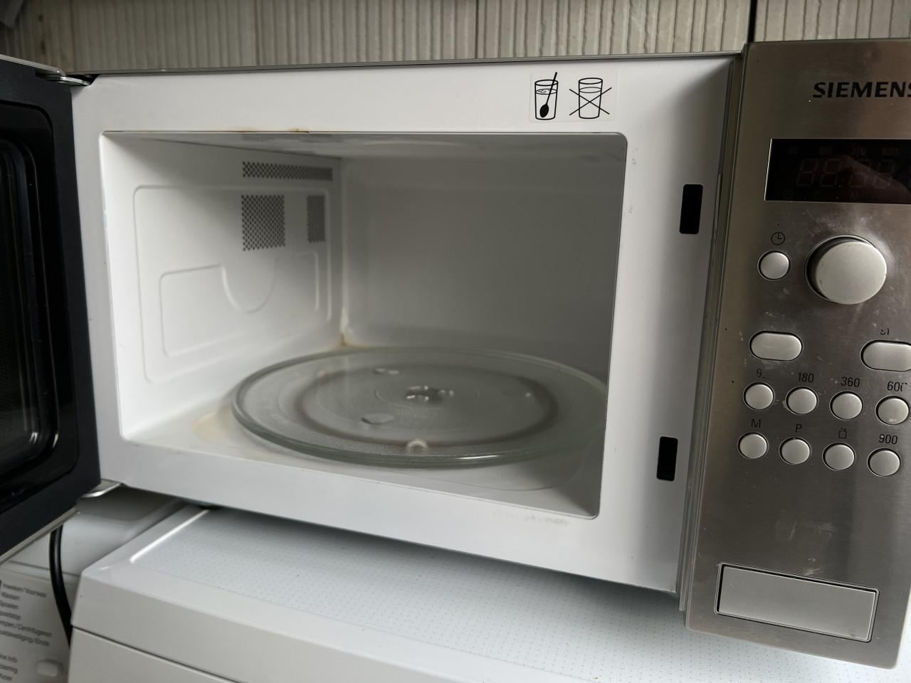 Ruime SIEMENS rvs magnetron met grote glazen plateau