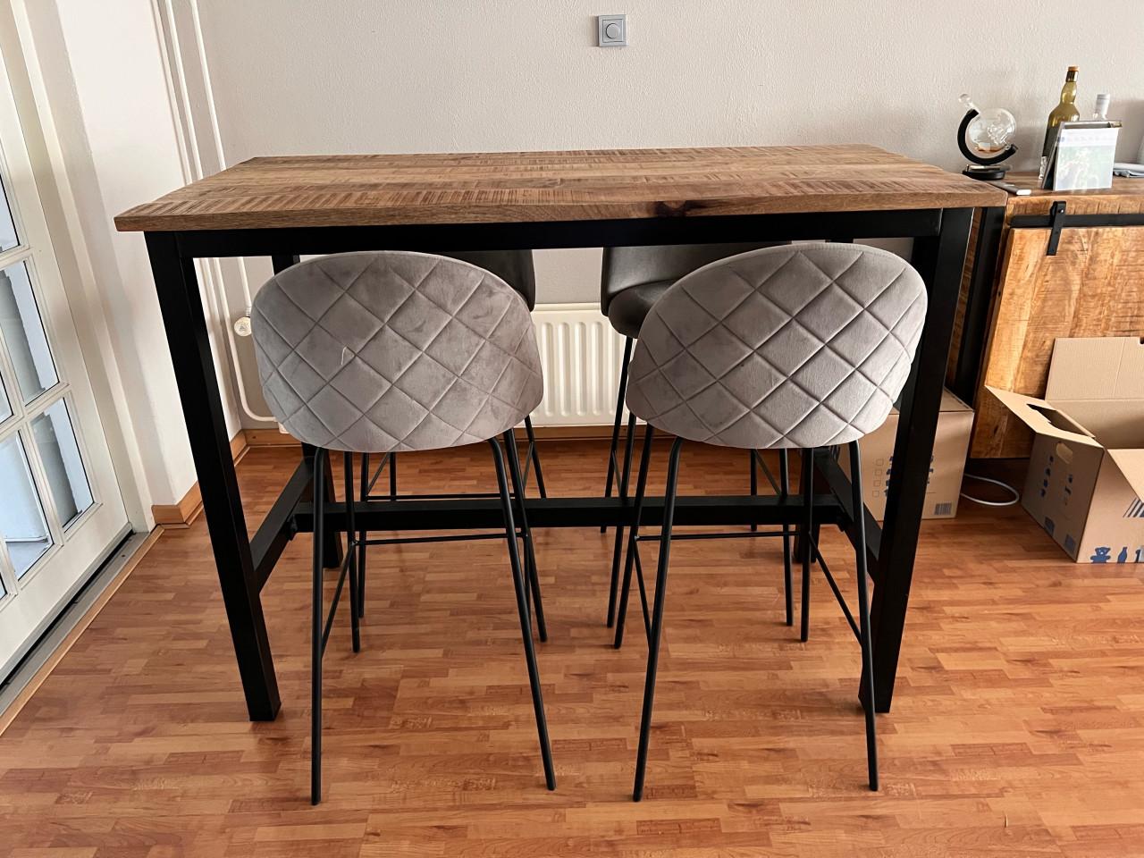 Mango houten industriële bartafel met stoelen + Mango houten salontafel