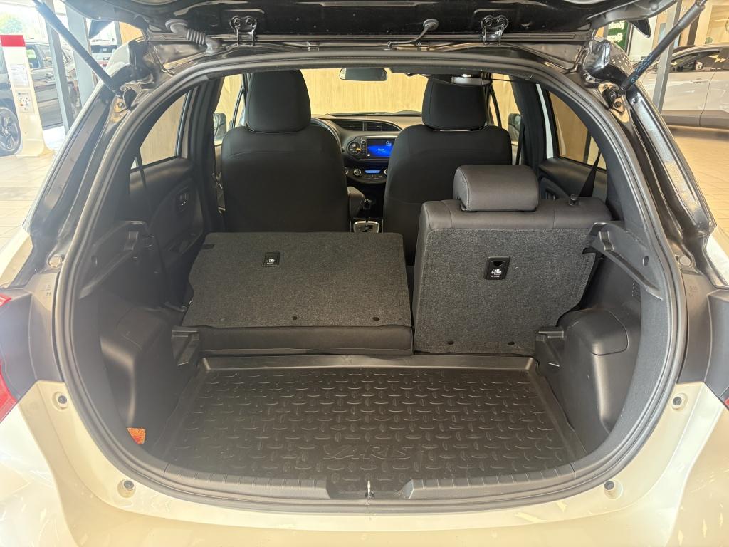 Toyota Yaris 1.5 hybrid bi-tone