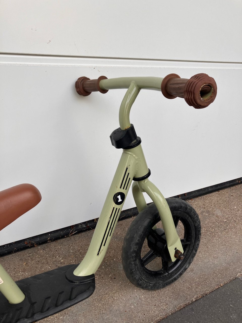 Stoere groene loopfiets
