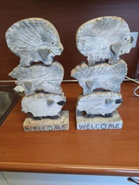 Houten stapel schapen decoratie van hout 2 stuks