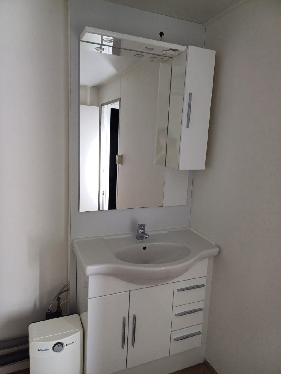 Toilet, schaf/woonunit 8 x 3,5 meter