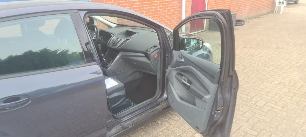 Ford C-max 1.6 tdci trend . dakdrager en set winterbanden bijgeleverd , gee