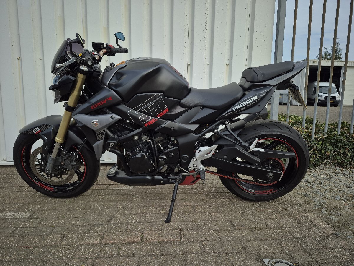 Suzuki GSR750 Freegun edition