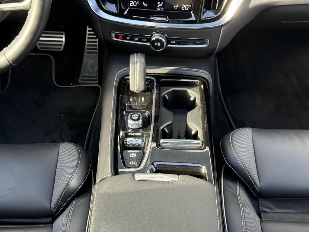 Volvo V60 t6 340pk recharge r-design| panodak| adap.cruise| 360camera| awd