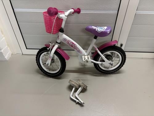 Meisjesfiets 12 inch met luchtbandjes en zijwieltjes.