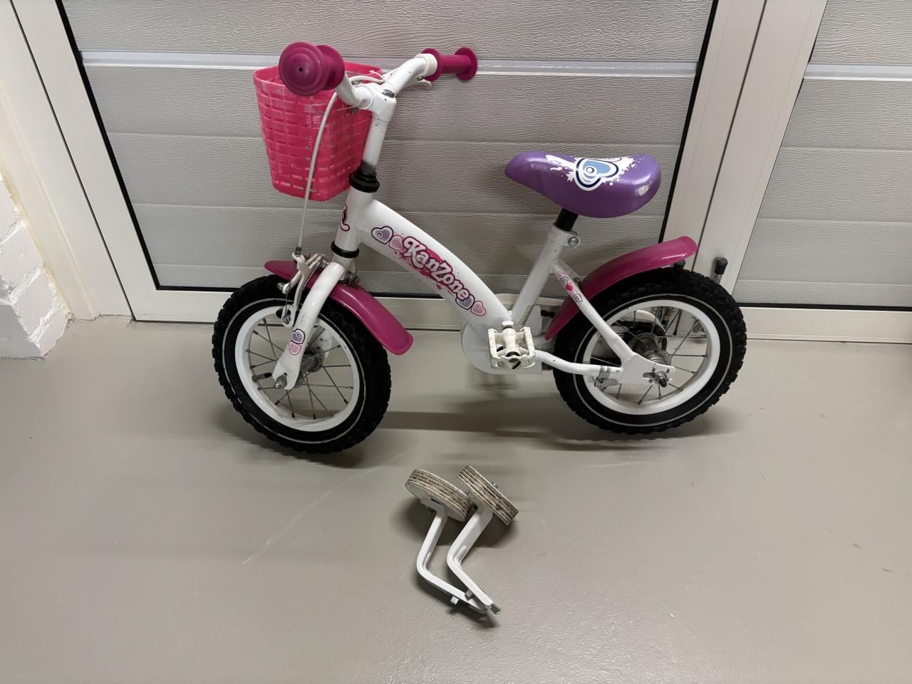 Meisjesfiets 12 inch met luchtbandjes en zijwieltjes.