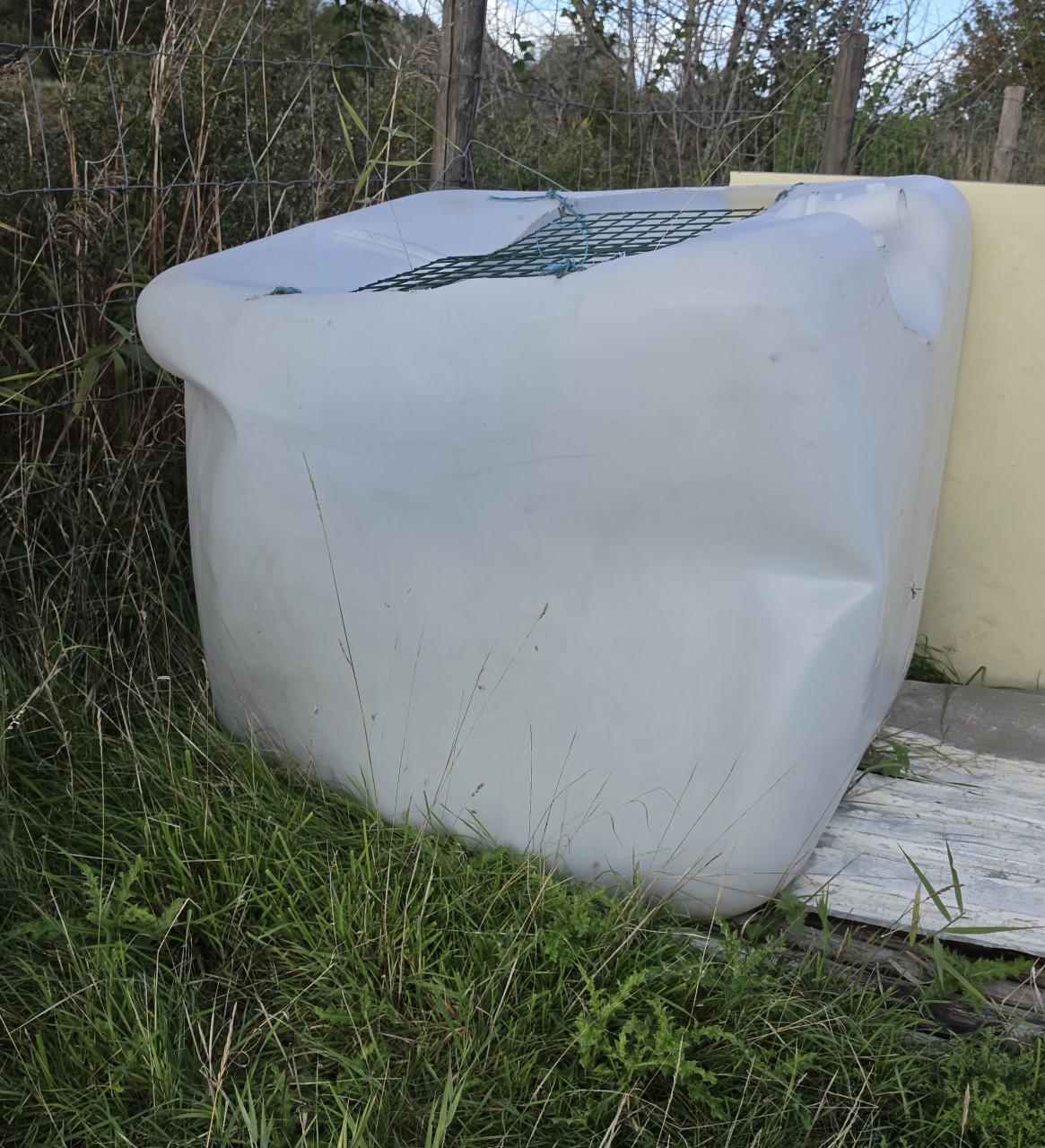 Ibc tanks diverse modellen water hooi of voerbak schuilhok