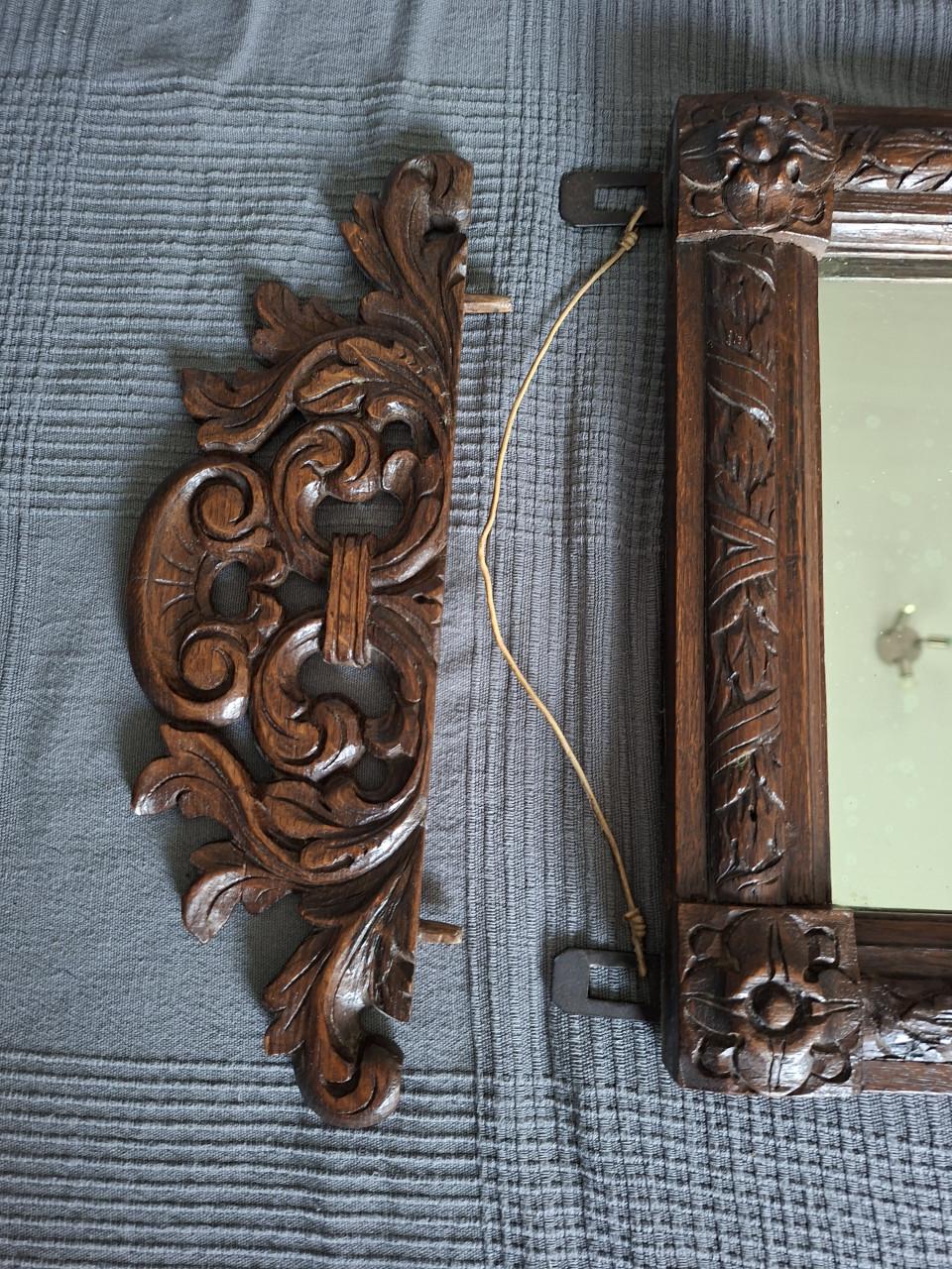 Antieke Wandspiegel met Sierlijk Houtsnijwerk