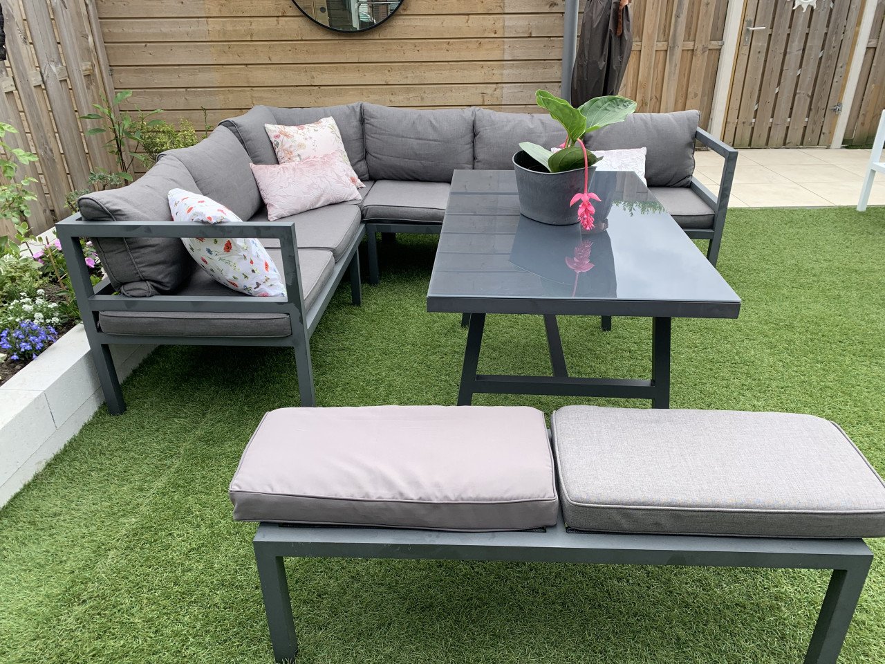 Lounge set Alminium grijs met kussens en hoge tafel en bankje.