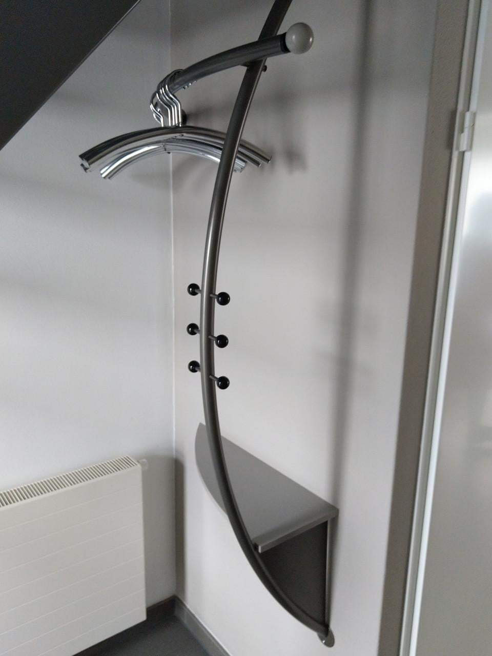 Kapstok type design met 10 chromen hangers