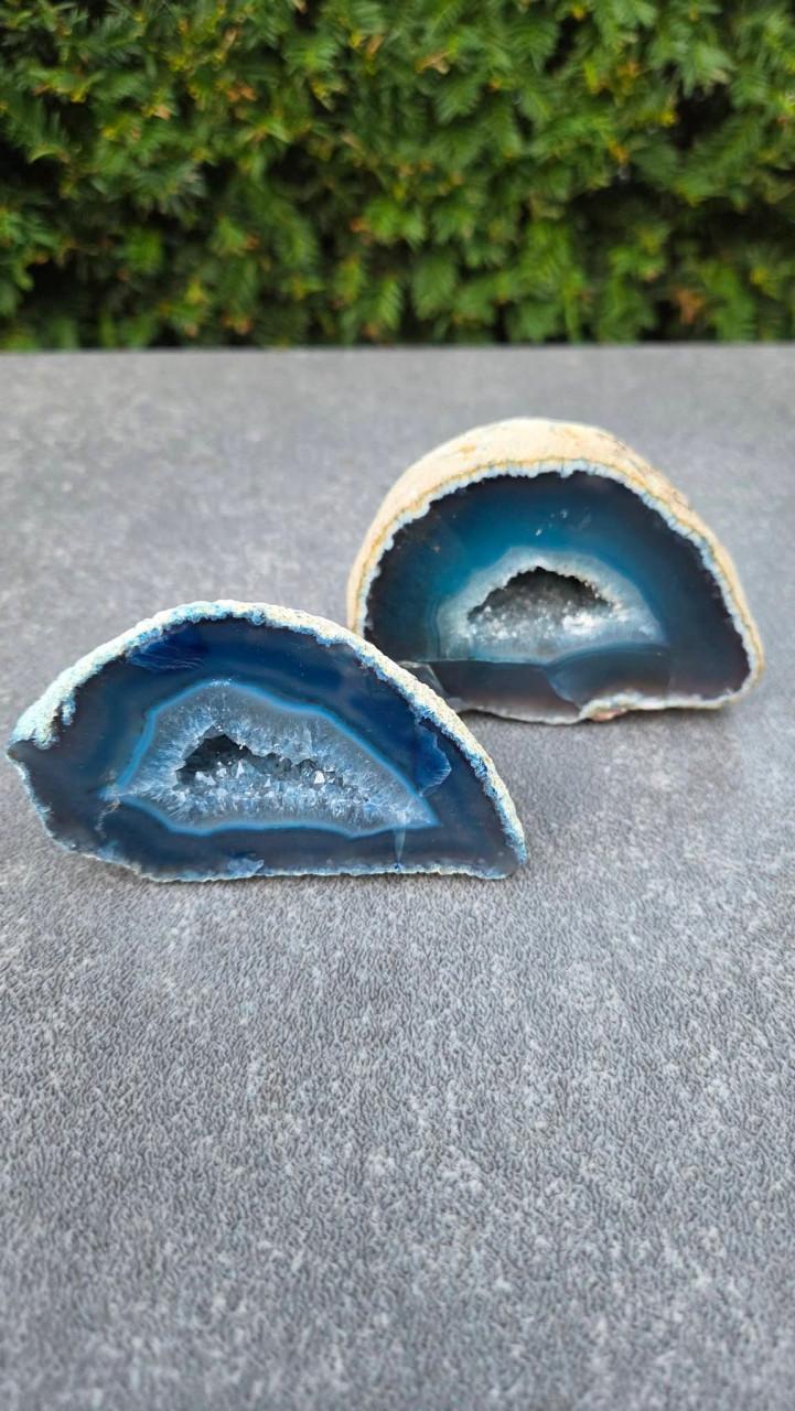 🌿 2 Prachtige Blauw (geverfde) Agaatgeodes met kristallen