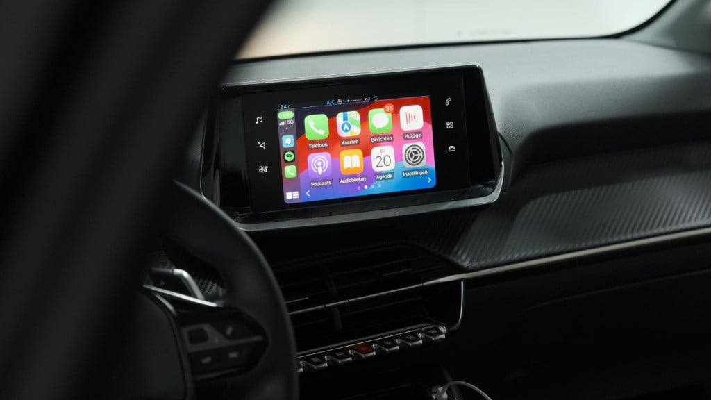 Peugeot 208 puretech 100 eat8 active | parkeersensoren | navigatie | apple 