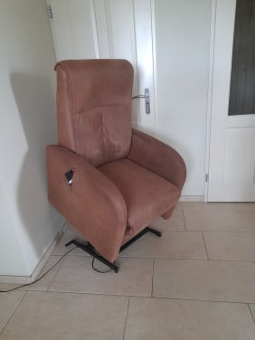 Sta op stoel (in goede nette staat )  werkt naar behoren!