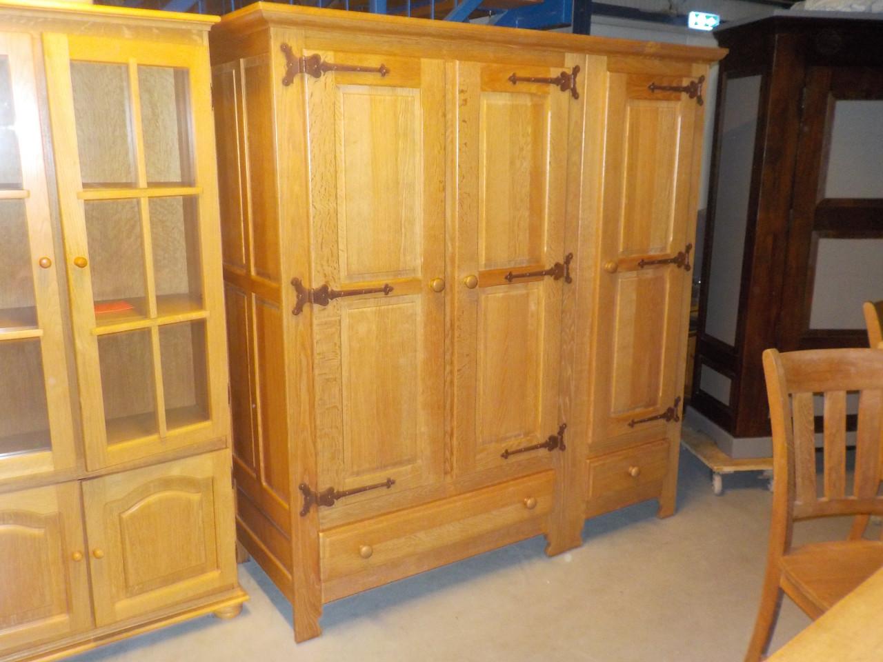 Geheel massief eiken kleerkast In nieuw staat van Oisterwijk meubelen