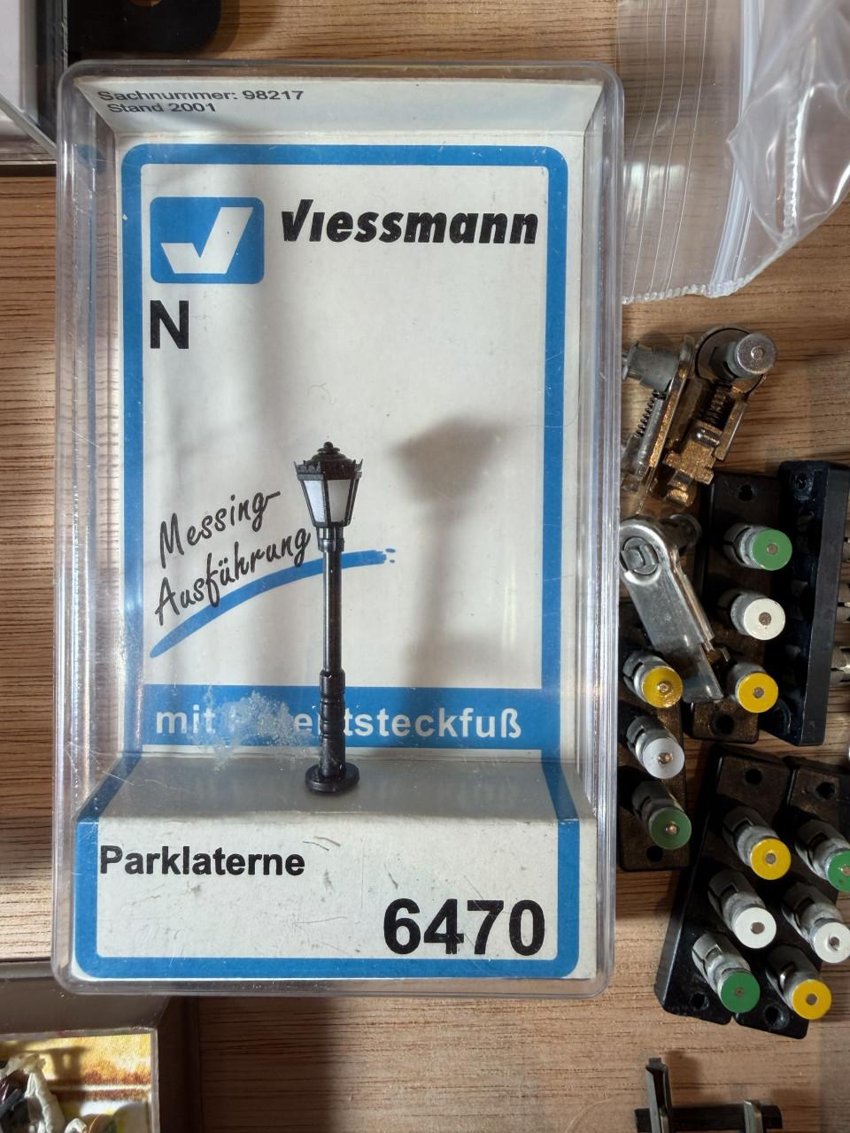Diverse autootjes, figuren, gebouwen en railmateriaal