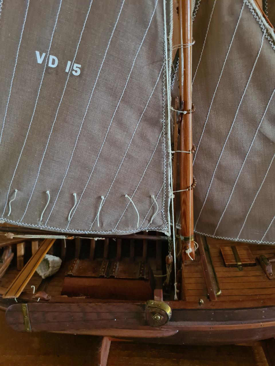 Dit is een gedetailleerd houten model van een Nederlandse Zuiderzee Botter.