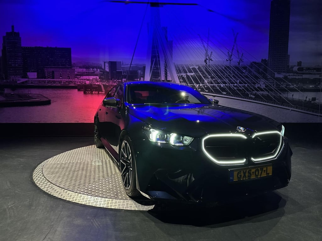 BMW M5 5-serie *limousine v8 m hybrid*carbon extr*b&w*alcantarahemel*nl-aut