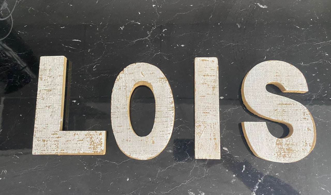 Letters hout “LOIS”
