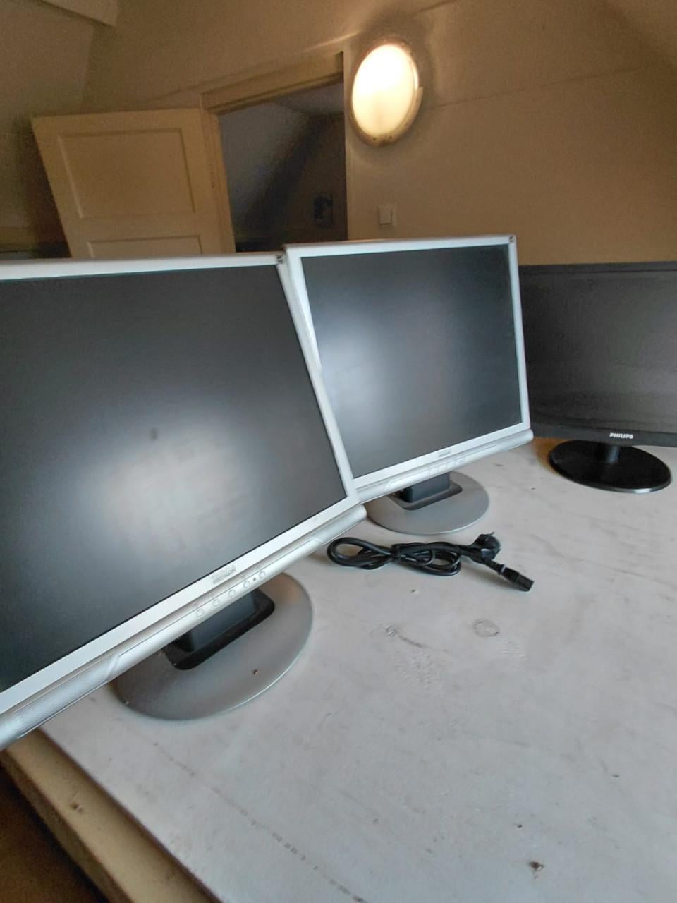 4 PCs en beeldschermen  GRATIS GERESERVEERD