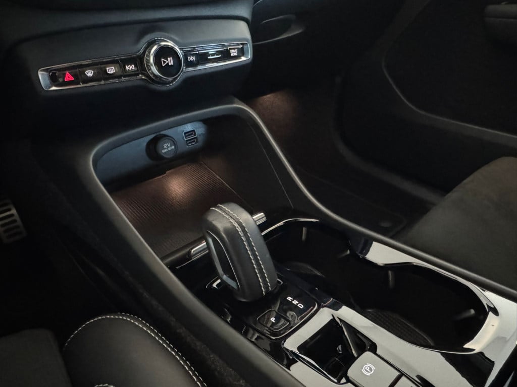 Volvo XC40 1.5 t4 recharge r-design black edition