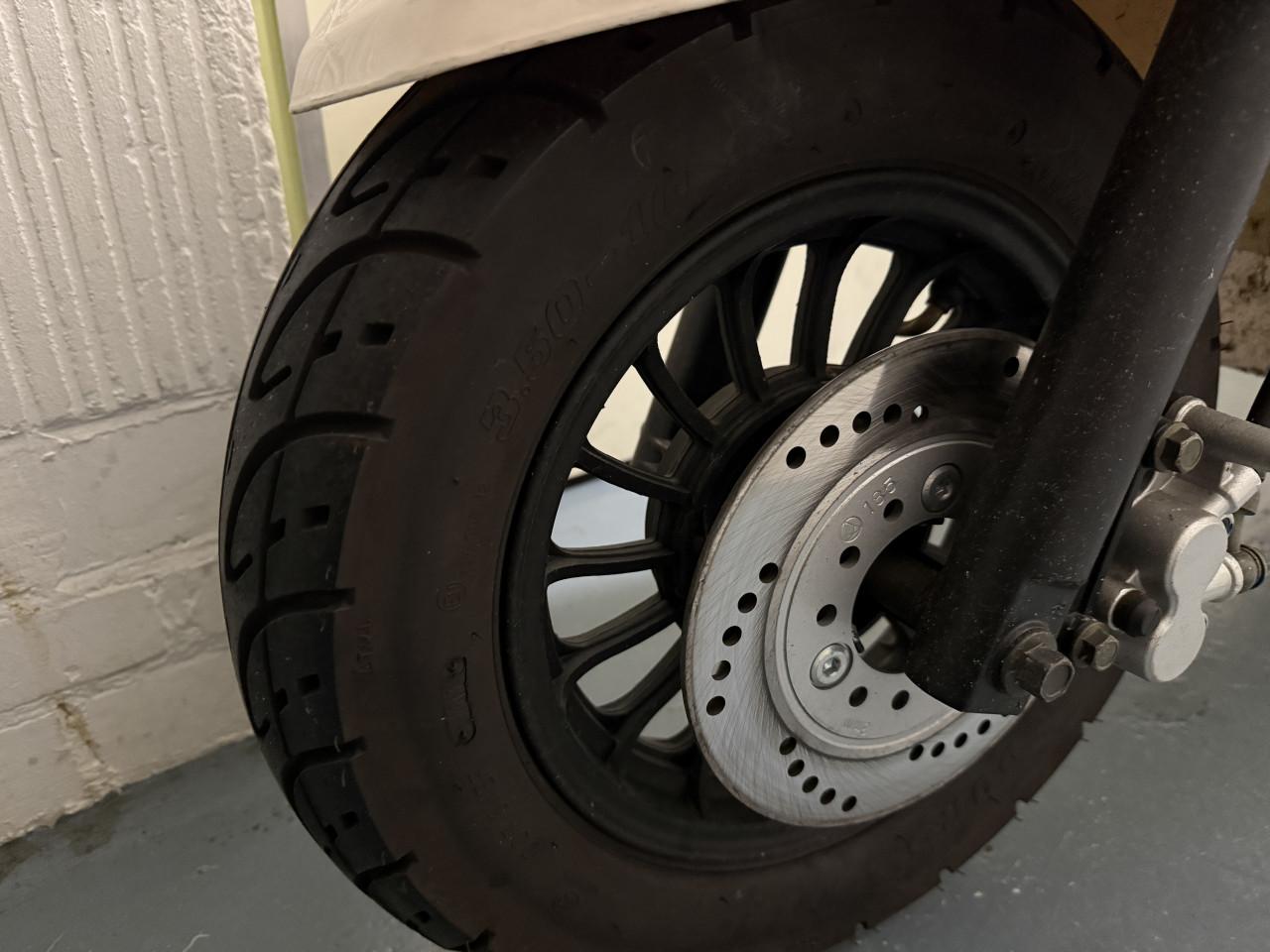 In nieuwe staat Riva Snorscooter