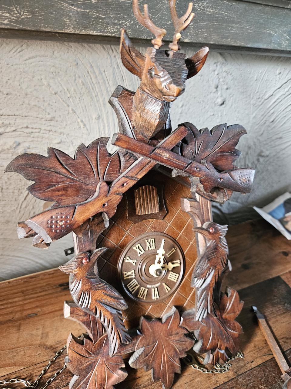 Antieke Koekoeksklok met Hertenkop en Jachttafereel