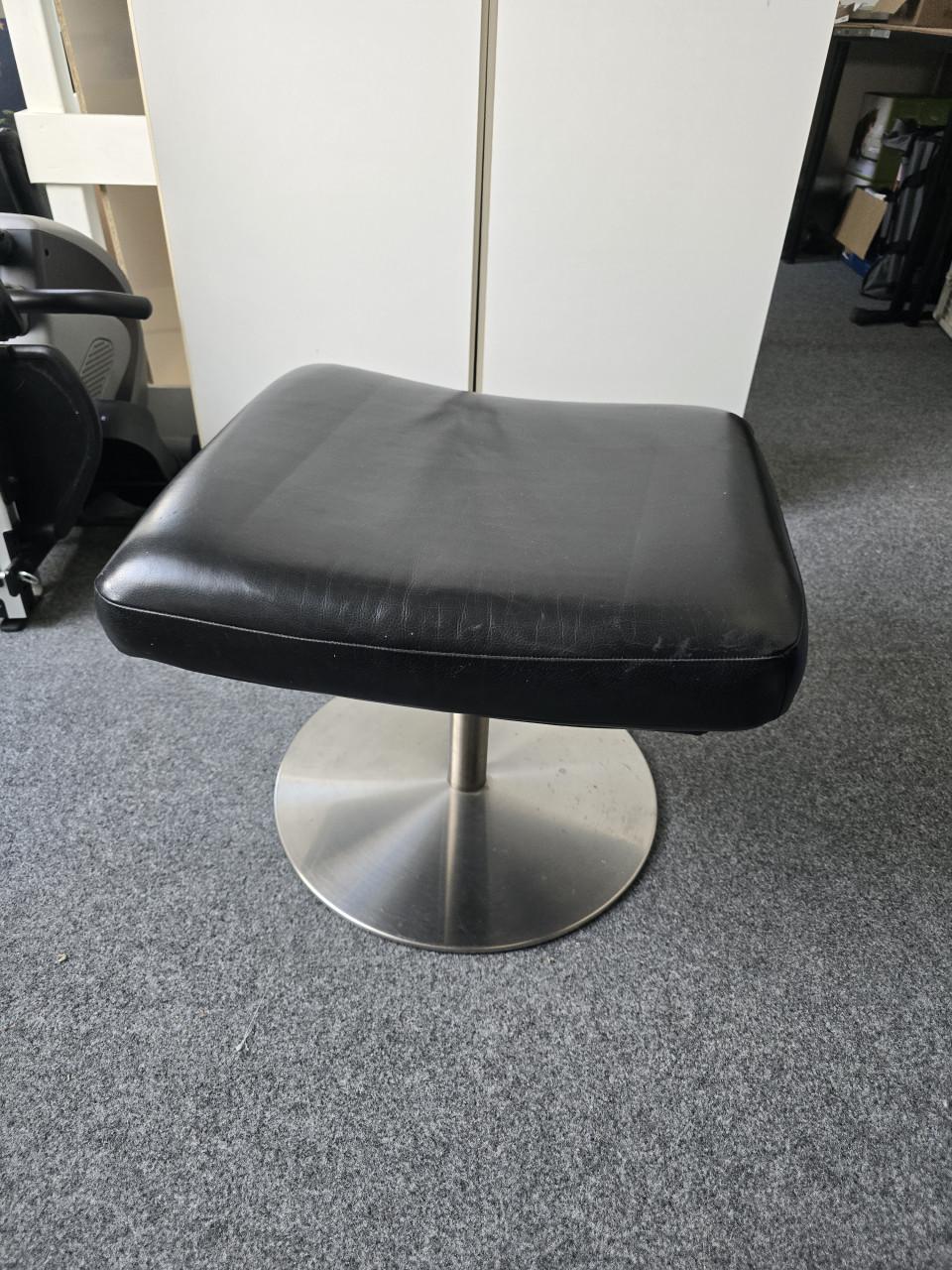 Zwarte leren eetkamerstoelen en fauteuil met poef