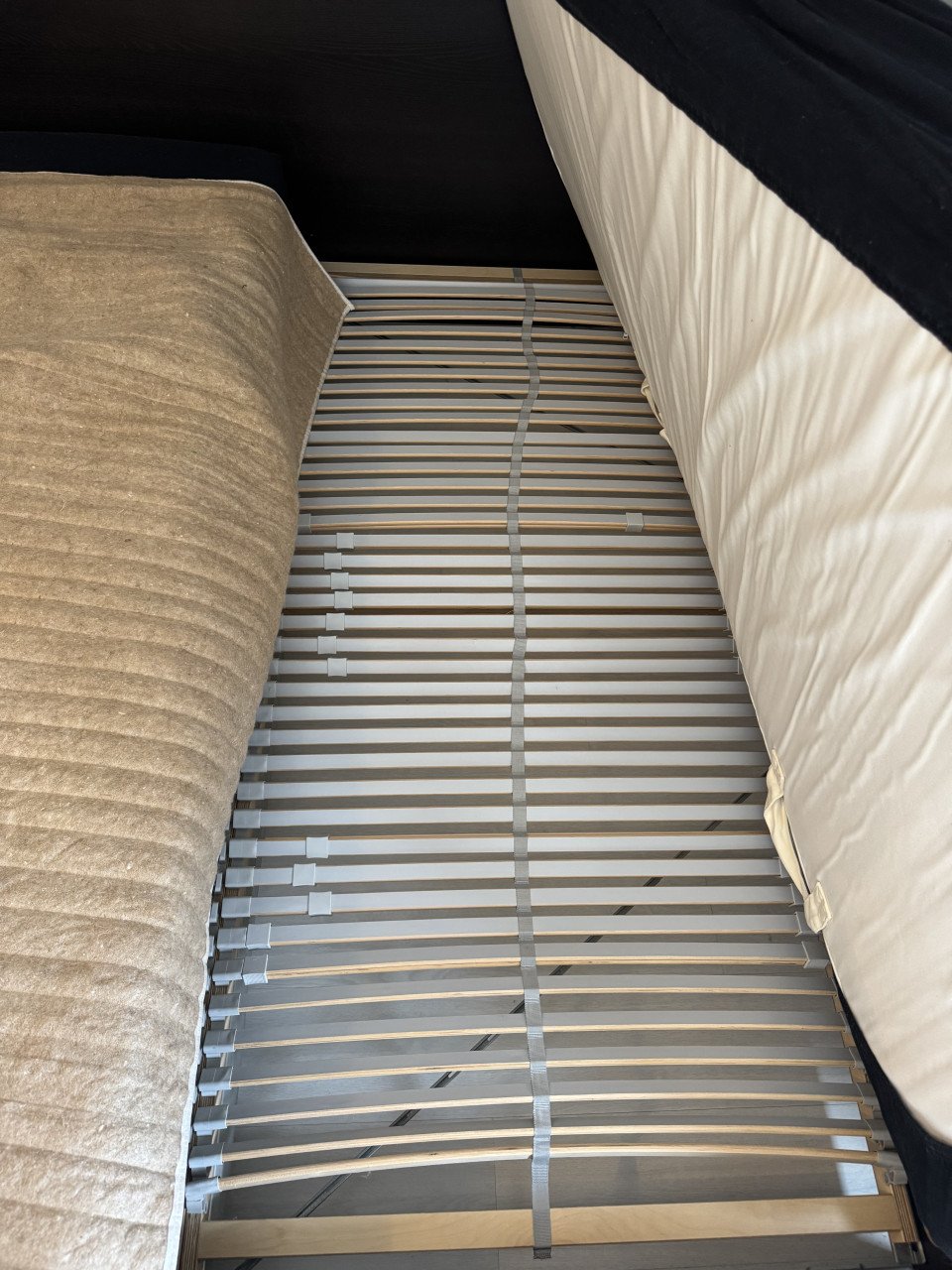 Zwart tweepersoonsbed