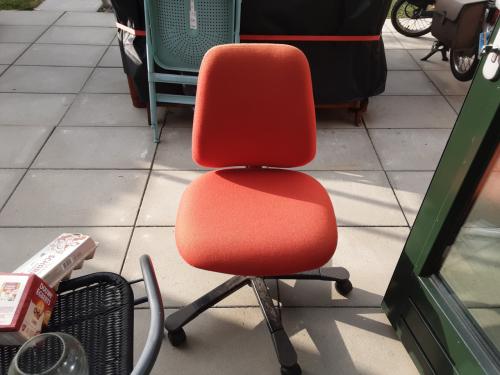 Keurige verstelbare Bureaustoel kleur komt niet goed uit vanwegen de zon
