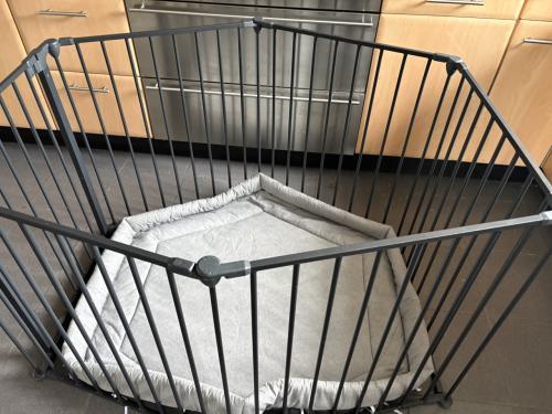 Zwarte metalen grondbox