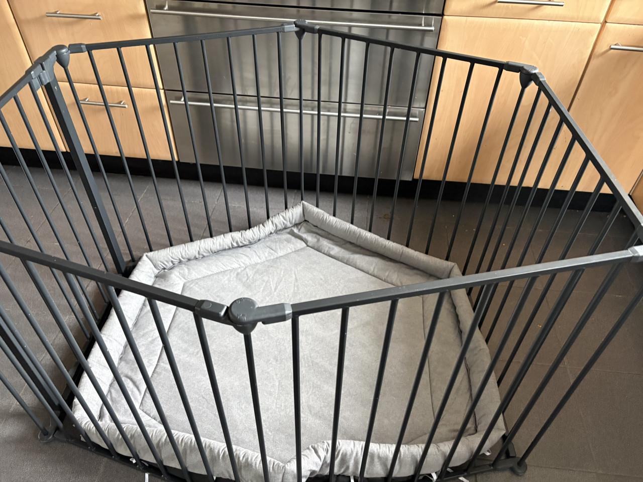 Zwarte metalen grondbox