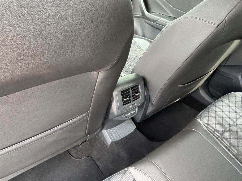 Volkswagen T-roc 1.5 tsi 150pk 7-dsg r-line black|camera| dodehoek|trekhaak