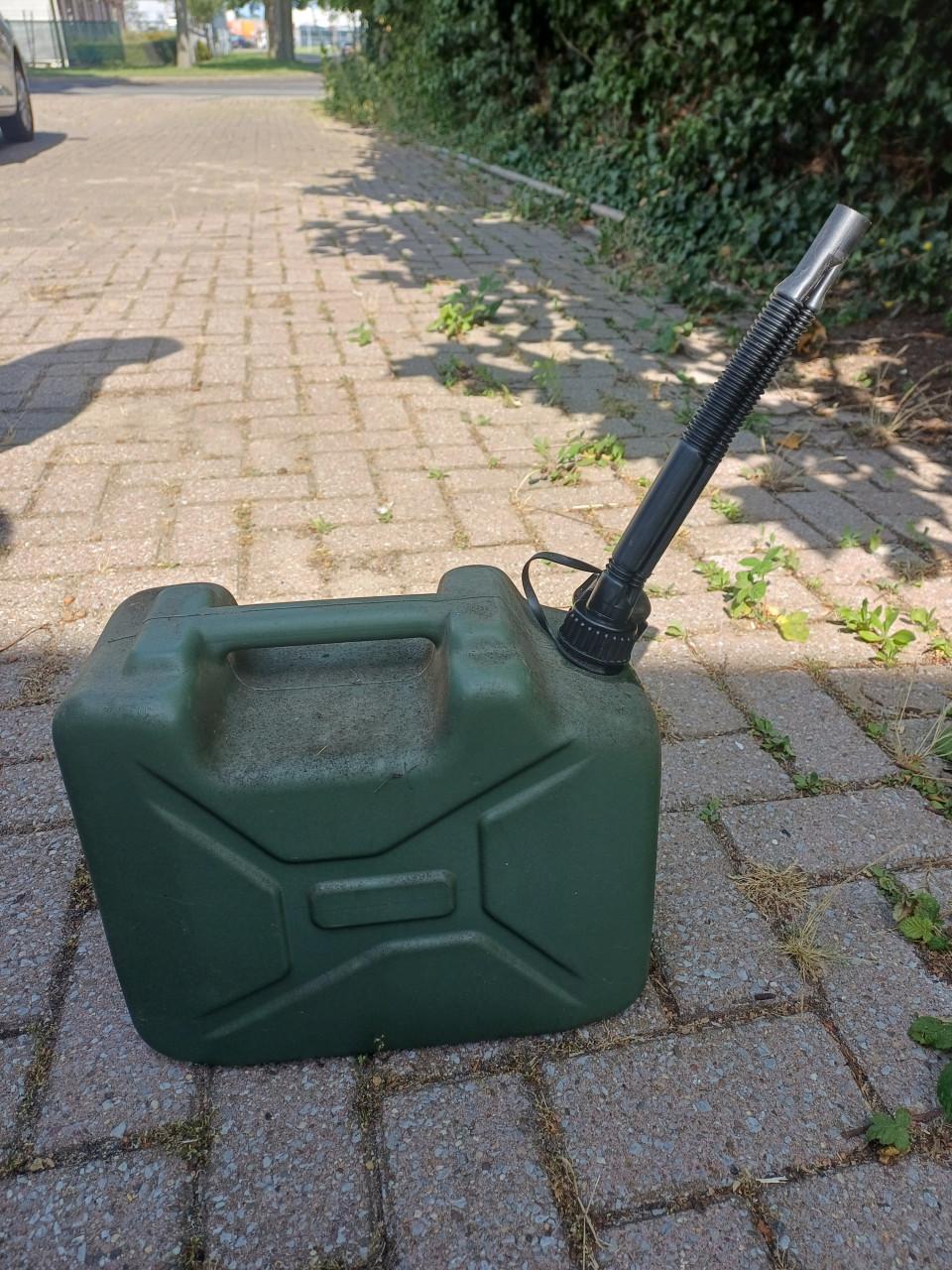 Jerrycans met schenktuit (10 stuks à 10 ltr)
