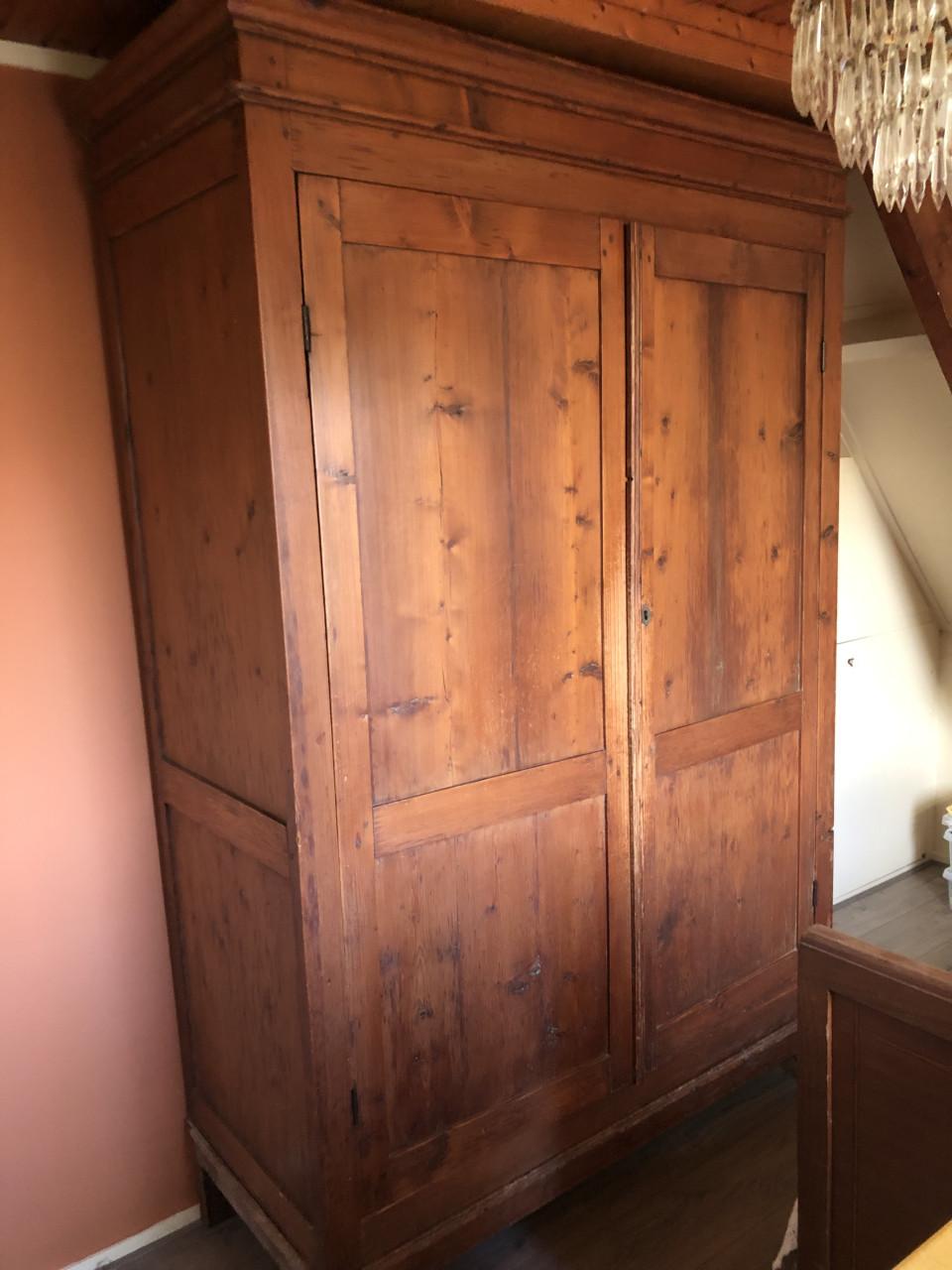 Grote oude  grenen kast