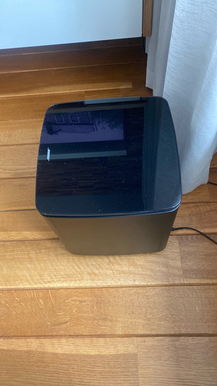 Samsung smart tv en Bose soundbar met subwoofer en rearspeakers