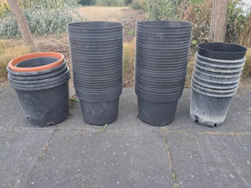 Ruim 60 kweekpotten - circa 28 cm diameter