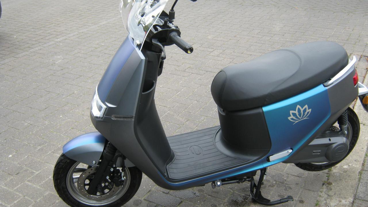 TE KOOP ECOOTER  E2 UIT 2022   MET 2240 KM OP DE TELLER  950 EURO