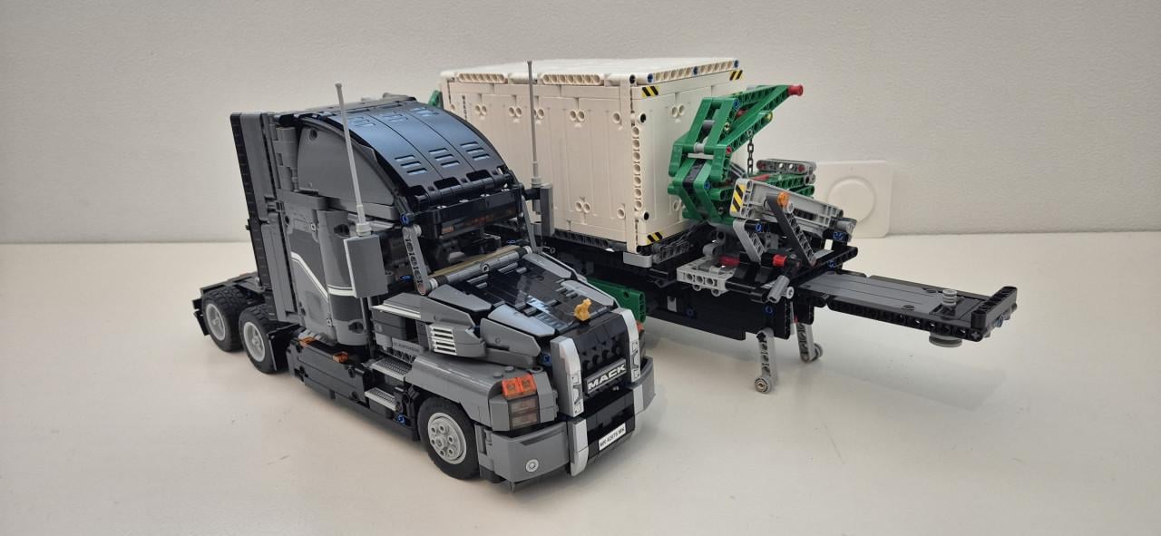 Lego technic mack truck met trailer set 42078