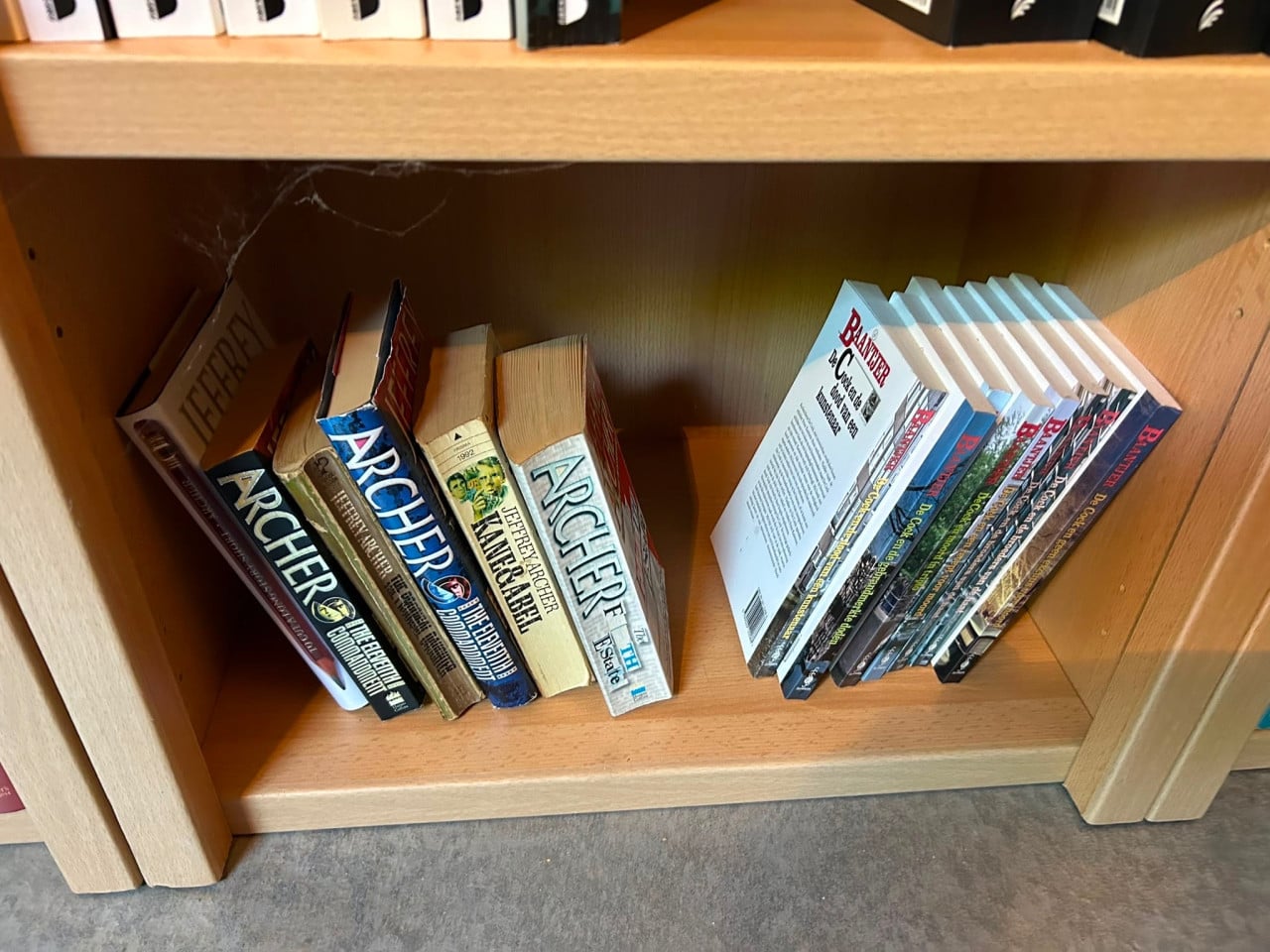 Grote verzameling thrillers (>1.000 st) incl 8 boekenkasten
