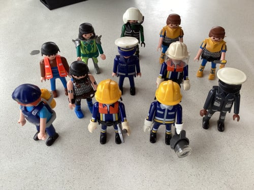 12 Verschillende Playmobil poppetjes.