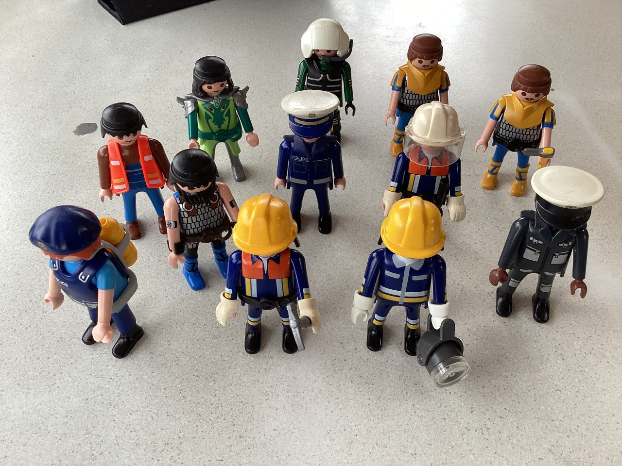 12 Verschillende Playmobil poppetjes.