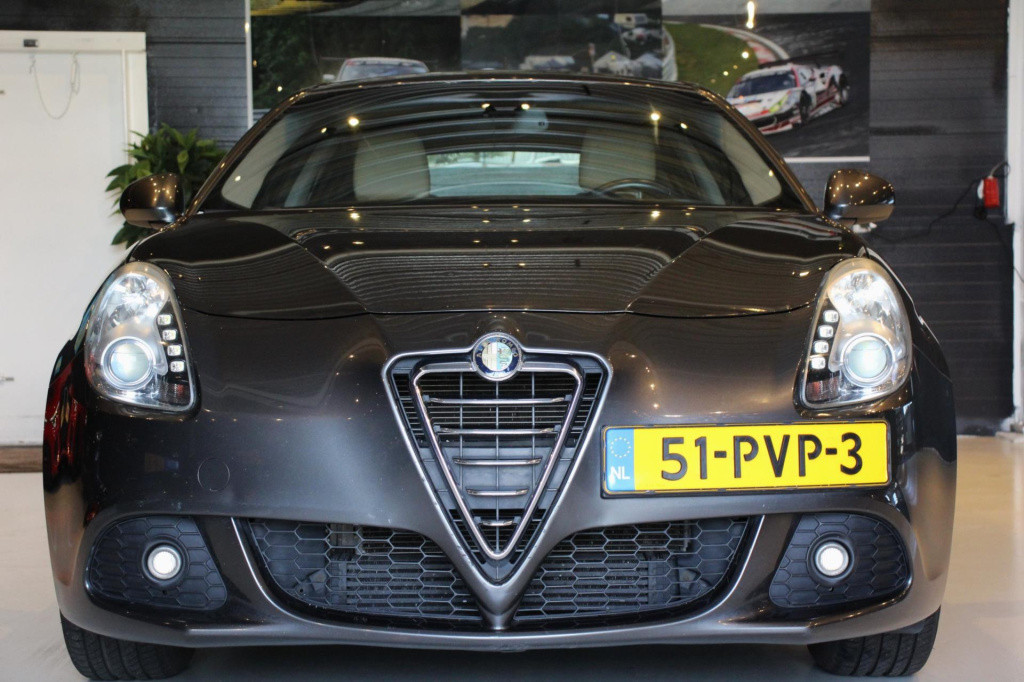 Alfa Romeo Giulietta 1.4 t distinctive - leder - cruise - trekhaak - clima 