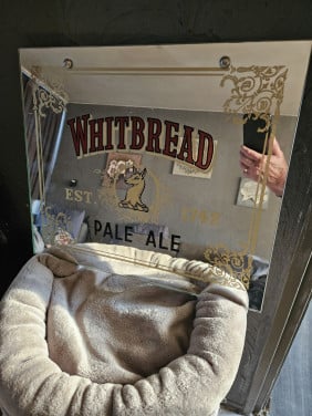 Prachtige jaren 50 whitbread spiegel Pale Ale met ketting....