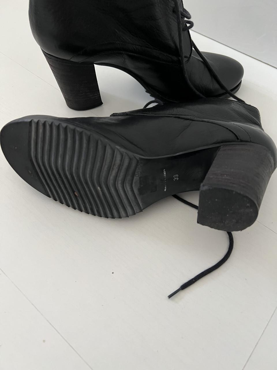 Laars laag met hak zwart mt 39